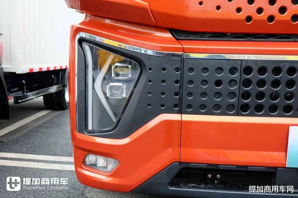 630匹大马力！康明斯一体化动力链加持，联合重卡金凤凰天然气牵引车实拍！