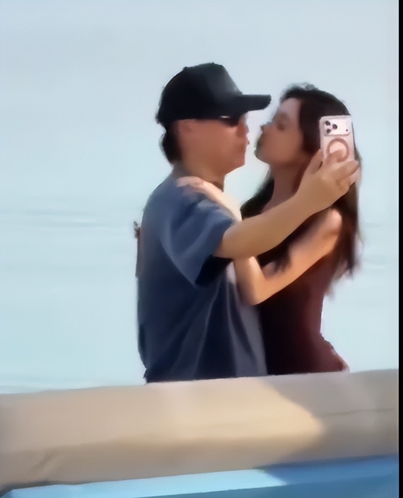 曝胡彦斌当街亲吻女网红！相差16岁接吻视频遭曝光，早有蛛丝马迹
