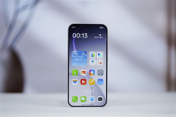 全息光刻美背太吸睛！OPPO Reno 15圖賞