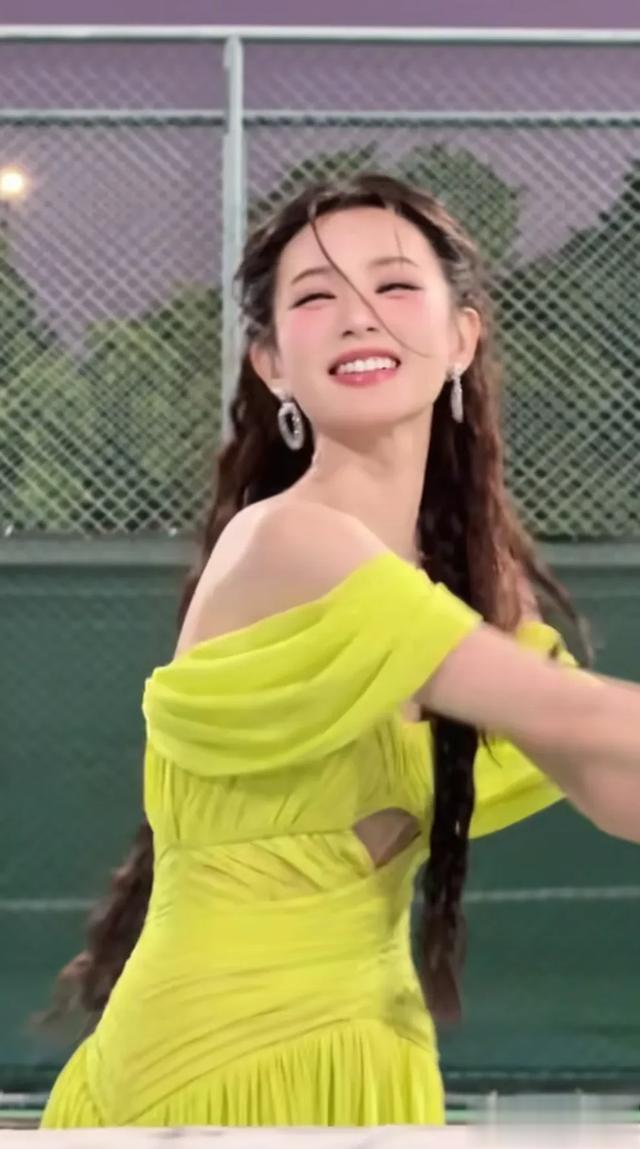 李一桐甜美穿搭曝光，像是女大学生，网友：为何还是不红