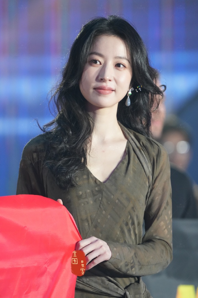 周雨彤推介发布会颜值暴击，吹弹可破的皮肤绝了