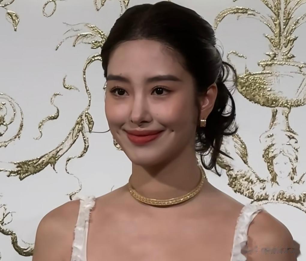 杨采钰被质疑缺钱了，最新活动一脸憔悴，嫁豪门生娃还要频繁站台