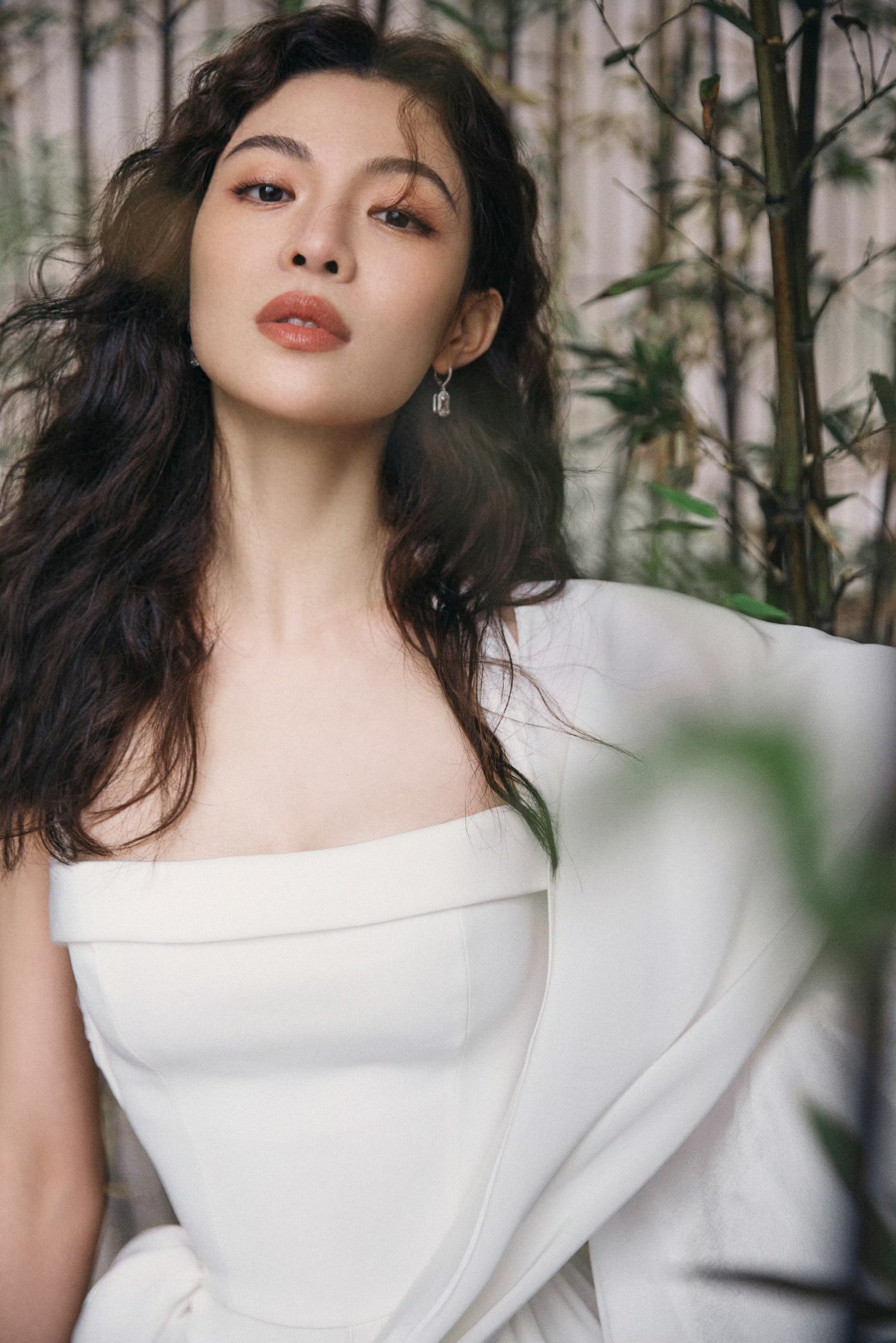 钟楚曦竹影白裙里的舒展与锋芒