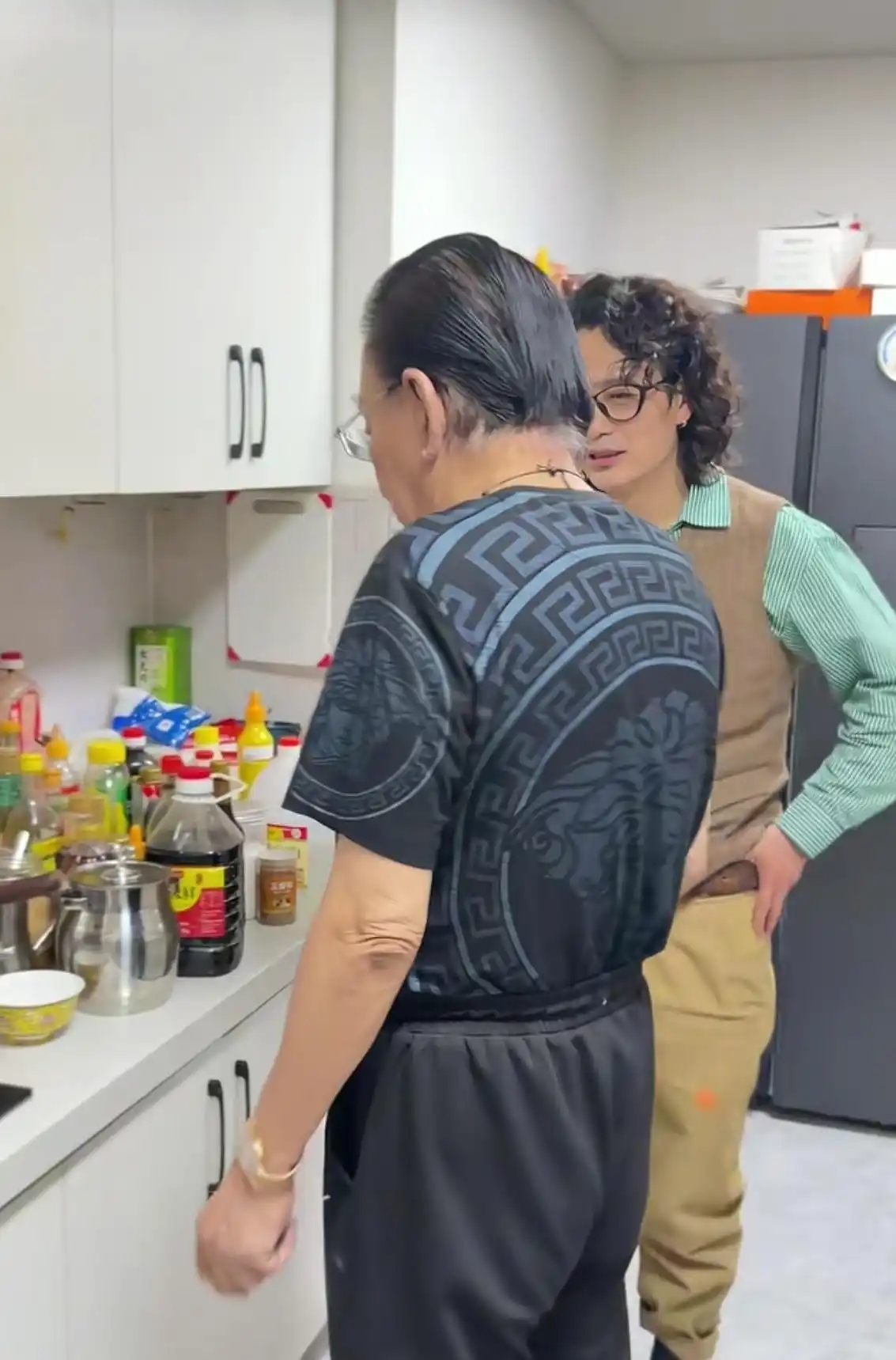 79岁侯耀华晚年凄凉!独居北京无保姆照料,家里脏乱差环境寒酸