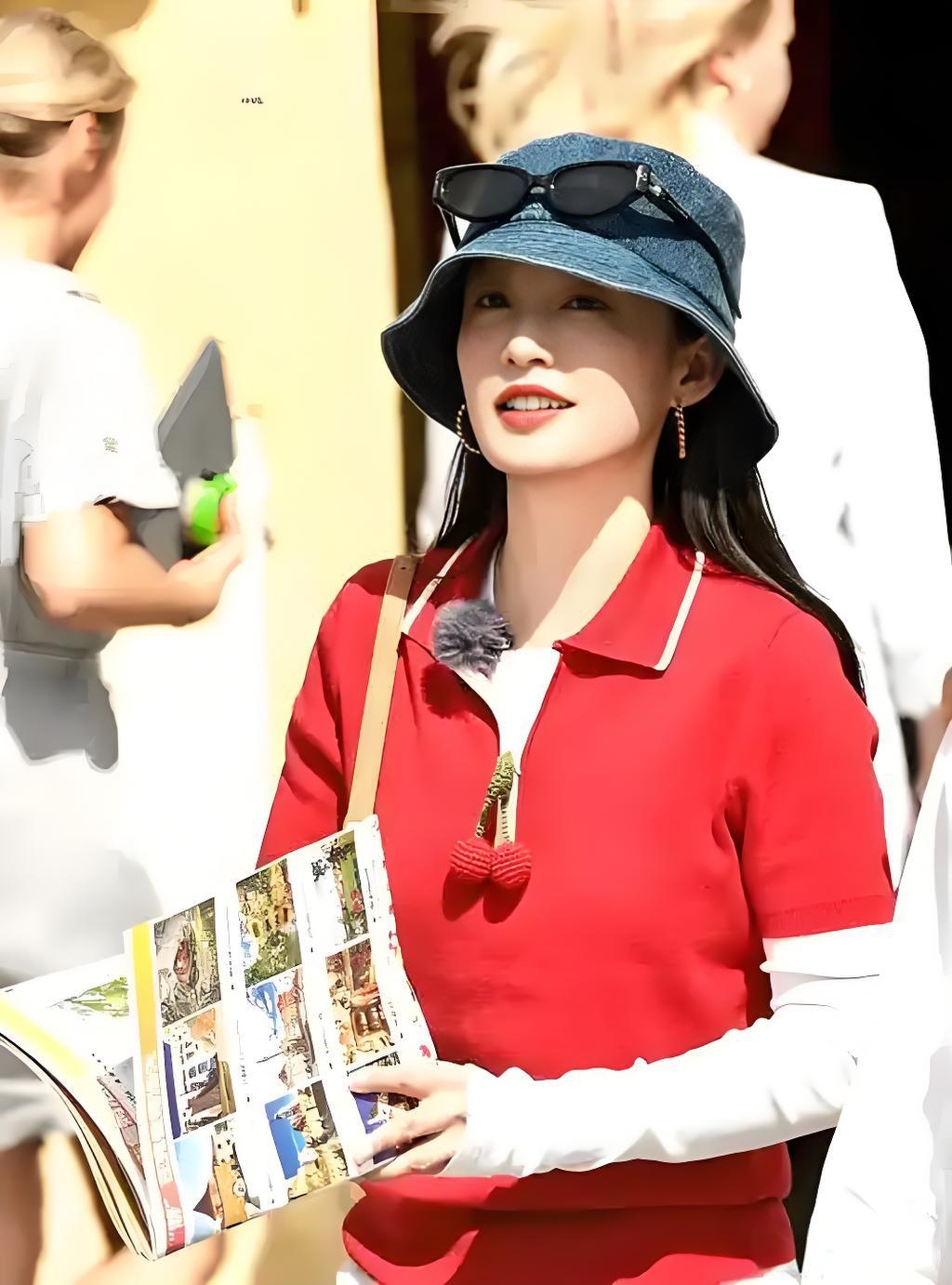 在埃及让床、帮洗漱:生理期的李沁,成了花少团最可靠的“大家长”