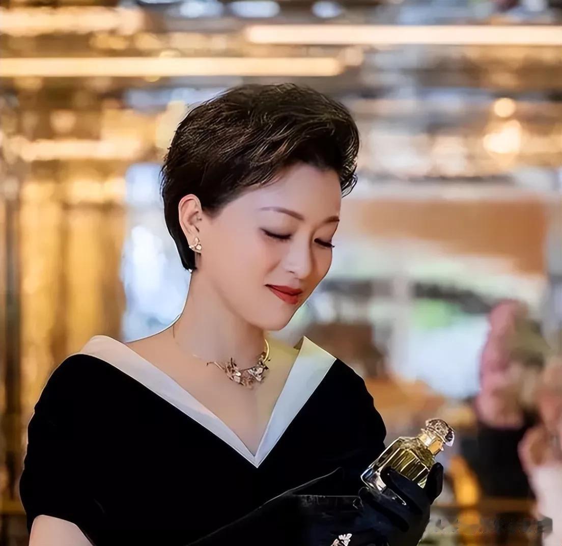 57岁杨澜在新加坡被撞见,身形发福,体态不太好还脖子前伸