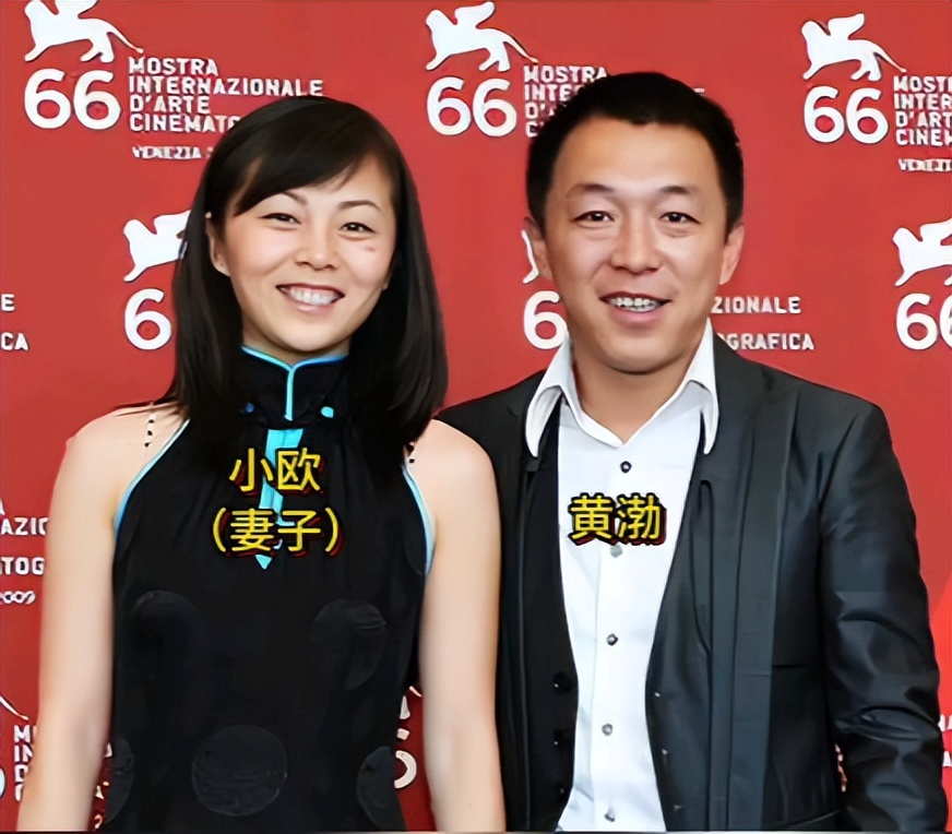 黄渤一家3口在逛街！小欧身材苗条似少女，女儿身高170也是凸嘴巴