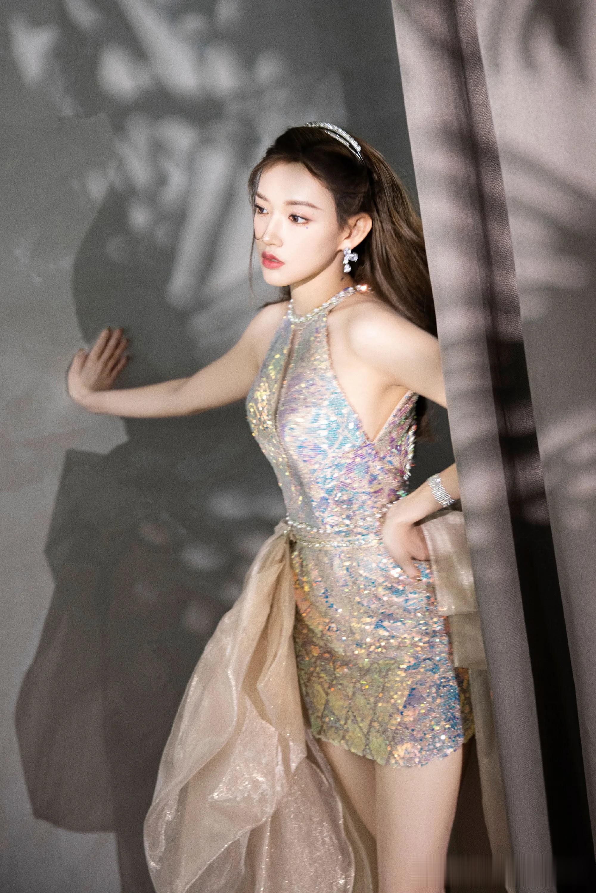 程潇华丽礼服造型，舞台上的发光体