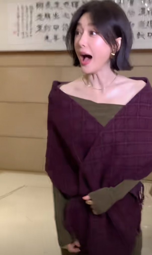 秦岚抵达广州出席活动，墨绿长裙搭酒红披巾，短发超有韵味