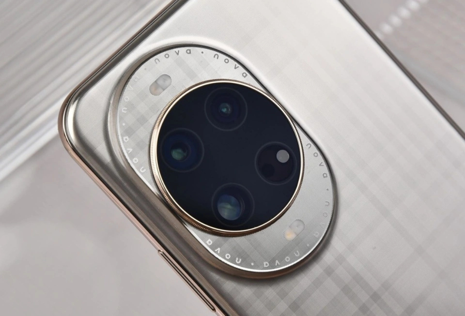 華為“不講武德”，從4499元跌至2599元，512GB+衛星通話+100W