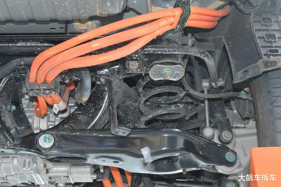 方程豹钛3拆车：这种悬架真少见，没想到在比亚迪车上看见！