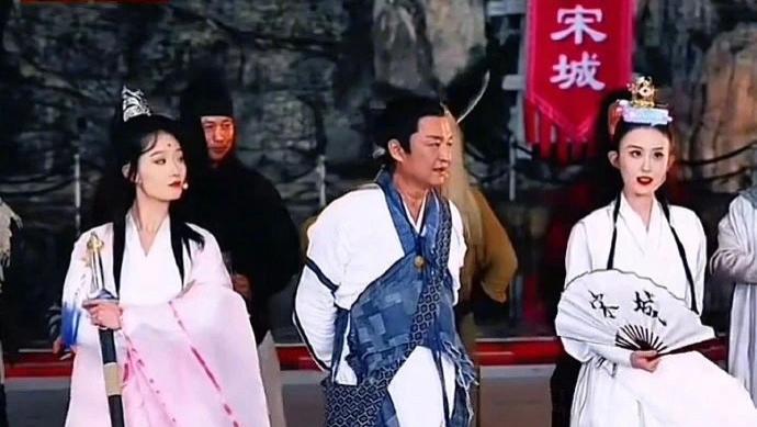 突发！63岁马景涛杭州宋城直播晕倒，后脑着地现场混乱，知情人曝更多细节