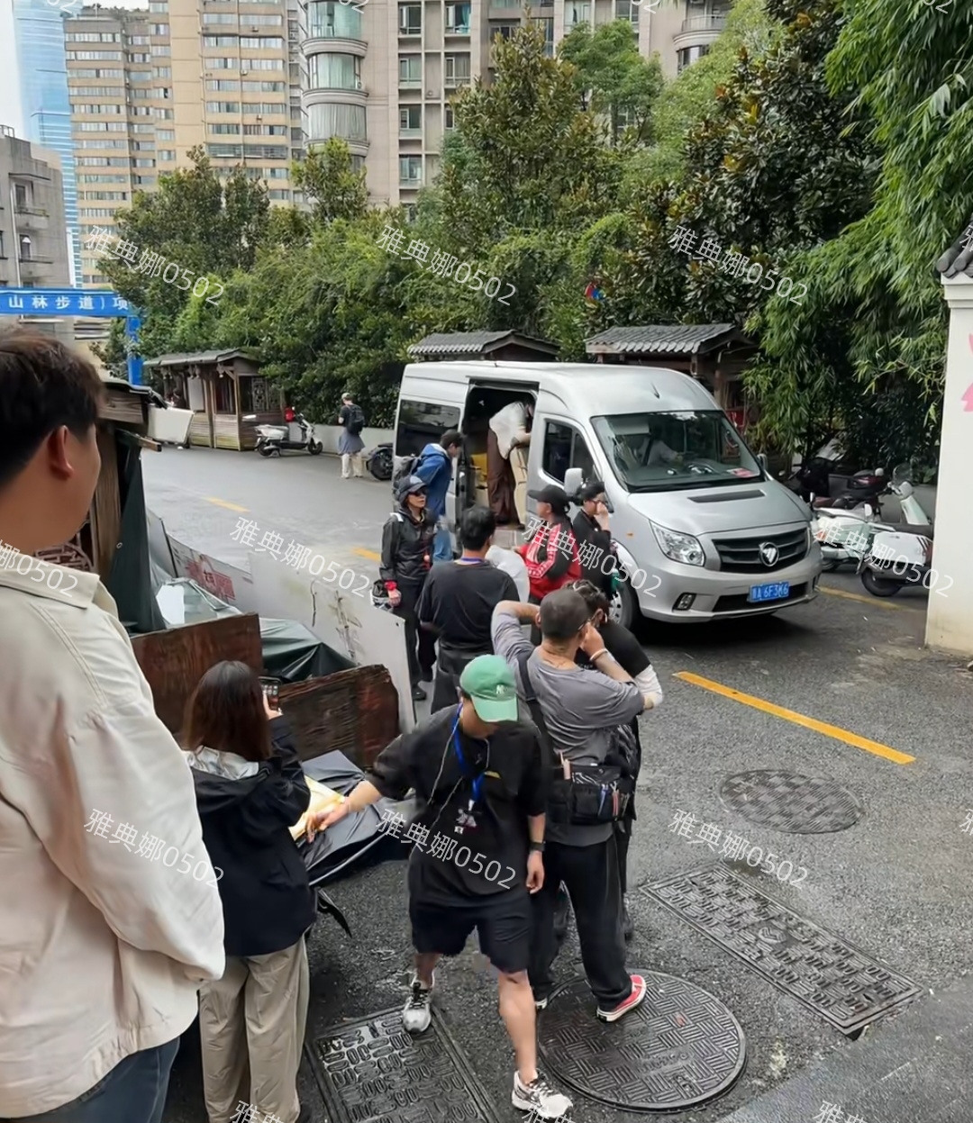 刘晓庆70的年纪18的打扮宁静矮黑胖,夕阳红老年团硬夸成一路繁花