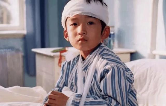 梅婷宠着、闫妮护着，长得不帅气却让大咖轮流作配，他啥来头?