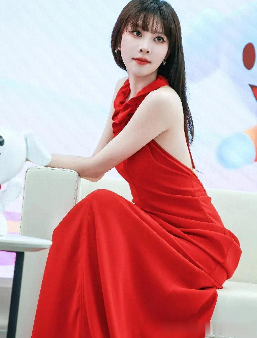 宋妍霏换风格后真惊艳！穿红色挂脖露背裙，美出新高度！