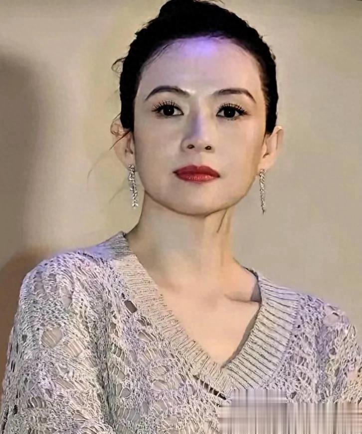 章子怡近照这状态也太绝了吧快50岁的人了穿着镂空针织衫很时尚