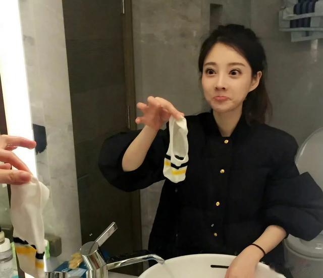 冯提莫洗个袜子都这么会整活啊，不愧当时是大主播啊，太会了
