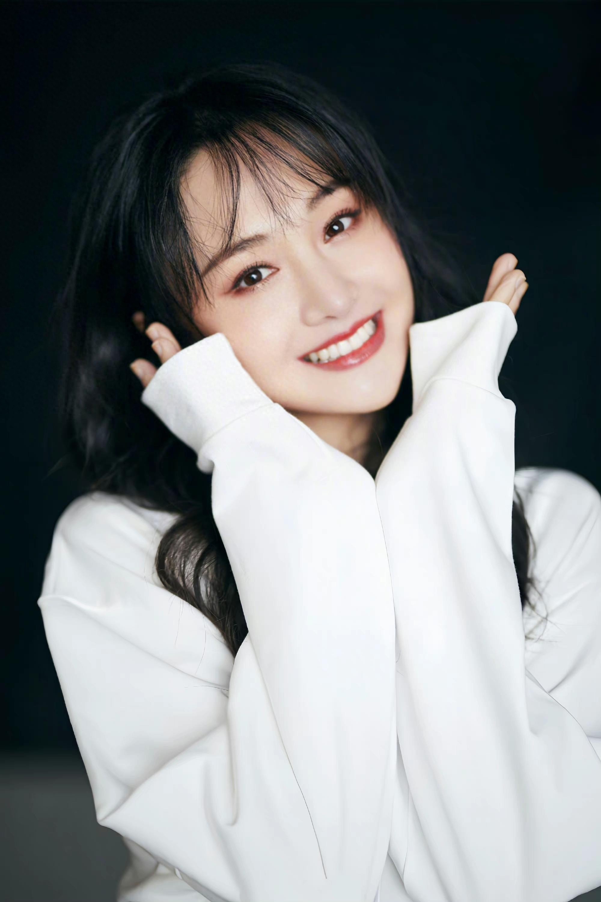 多次复出失败!郑爽小号晒自拍被秒认,账号秒封!穿男装认不出