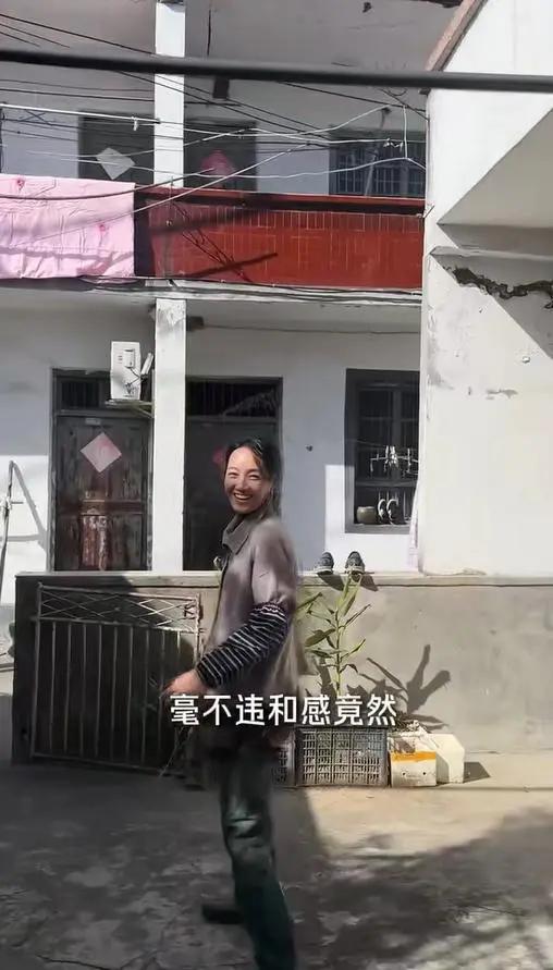 演员朱丹带女儿回娘家看望母亲 继父住2层民房 更多细节曝光