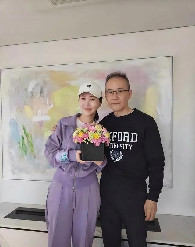 王石小女儿罕见现身！是个学霸6岁会洗碗，田朴珺在家陪娃包饺子
