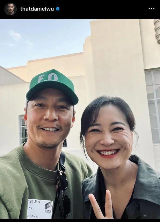 43岁贾玲新照刷屏！网球裙配肌肉腿帅炸了，笑出褶子美上热搜！