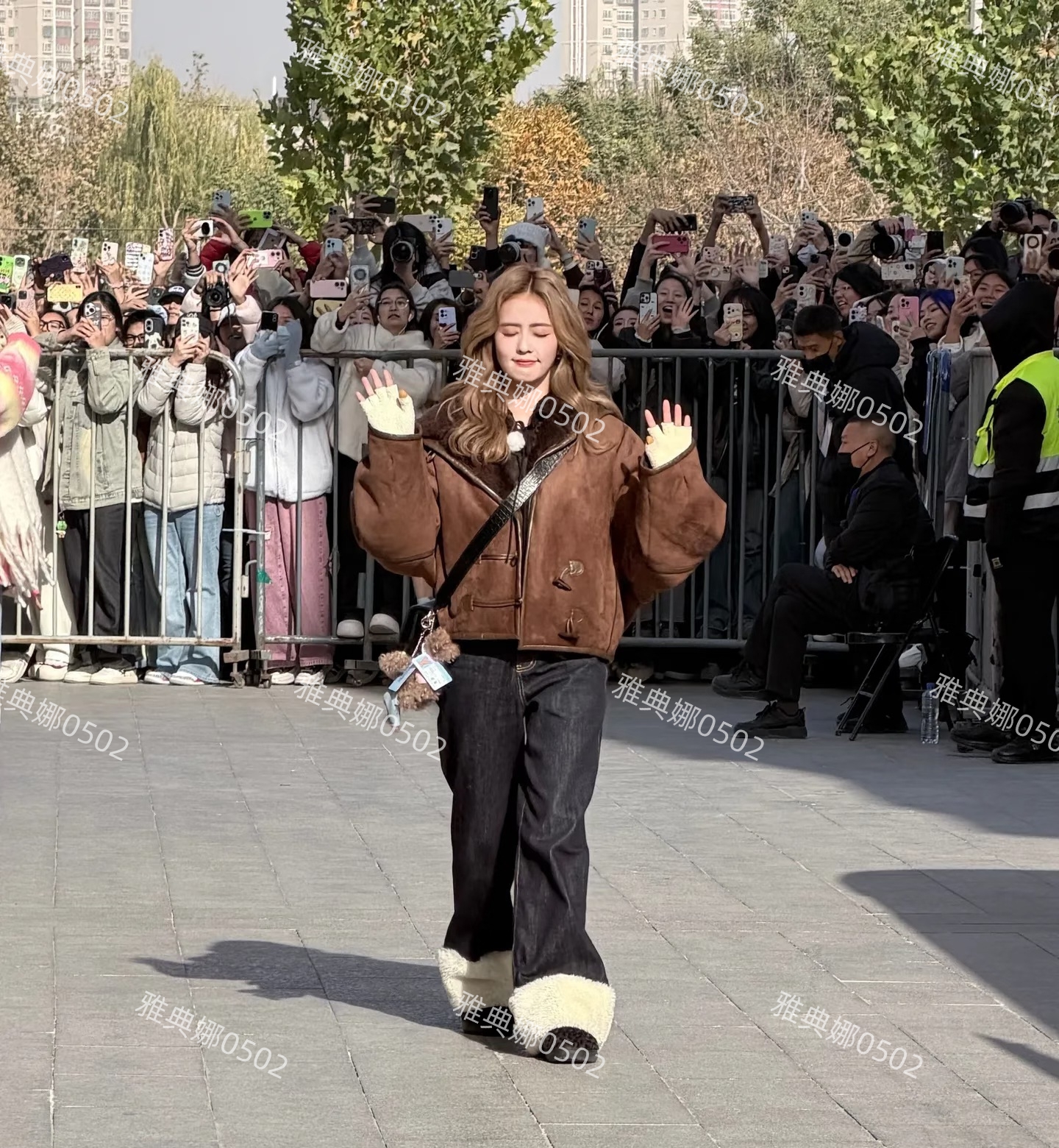 喀什古城偶遇跑男录综艺，白鹿好美，范丞丞和李晨互动居然不尴尬