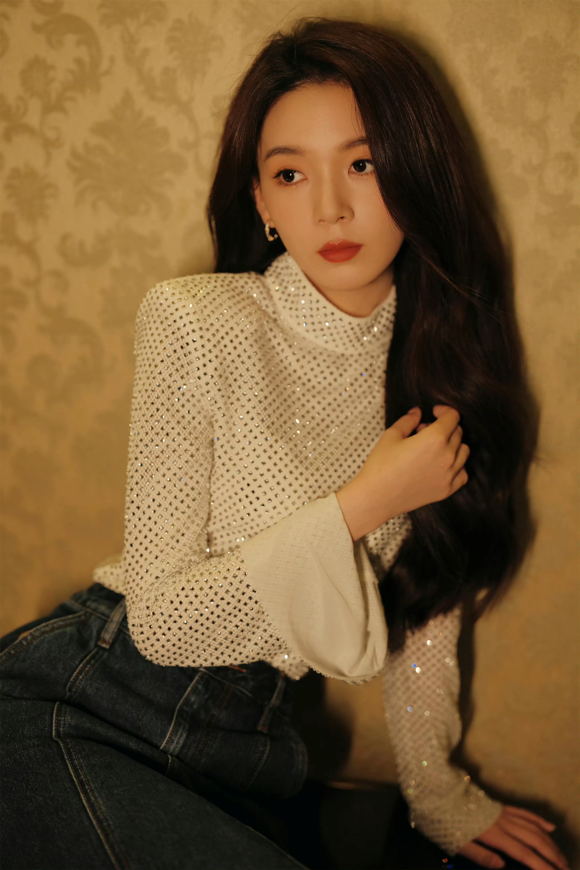 陈瑶长发朱唇复古写真：时光里的惊艳回响