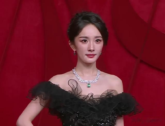 大驼背、躲镜头、鼻尖分家,芭莎这一夜,杨幂的状态和格局全暴露