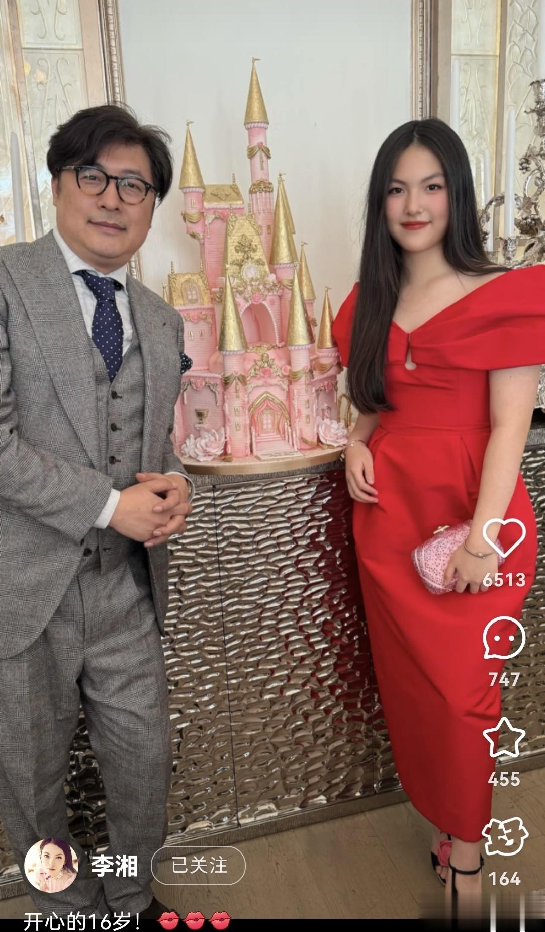 王岳伦夫妇机场同框,谁也不愿多看谁一眼,李湘红衣服惹眼