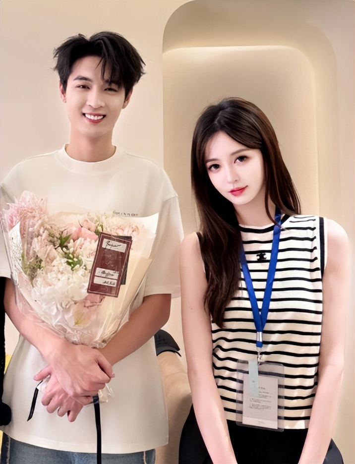 好卑微！郭德纲新剧开机，秦霄贤跑着撑伞讨好，合影依旧是背景板