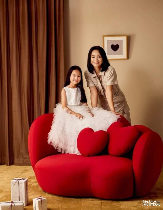 朱丹带8岁女儿拍大片,小小丹大名曝光还露出正脸,长得像周一围