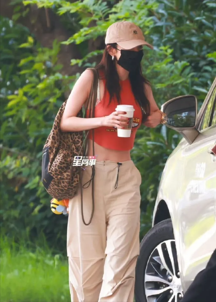 被杨幂“20套夏日穿搭”惊艳,搭小白鞋马丁靴,普通人照着穿好美