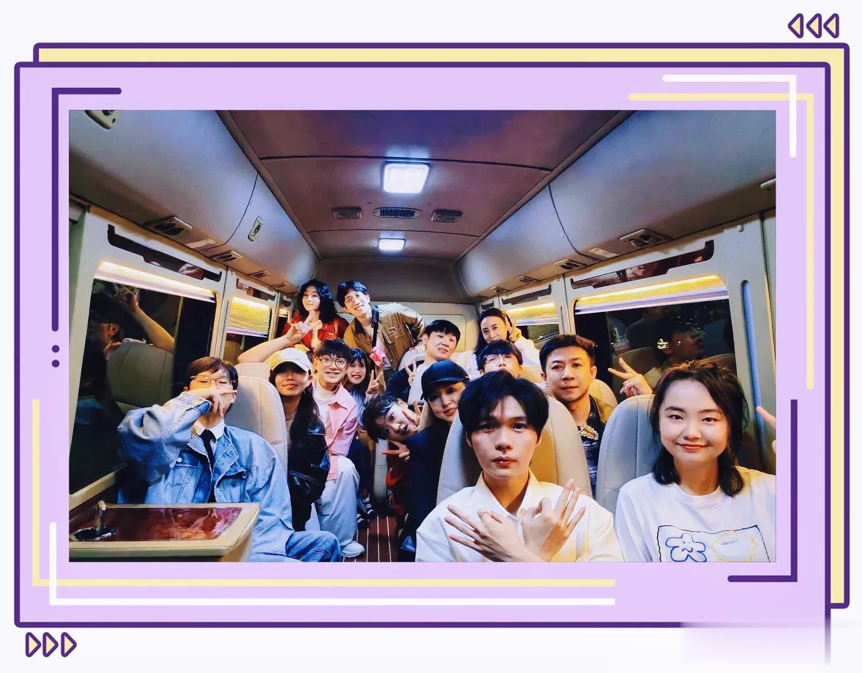 董璇张维伊现身大张伟演唱会，董璇拿手机拍视频，张维伊满眼爱意