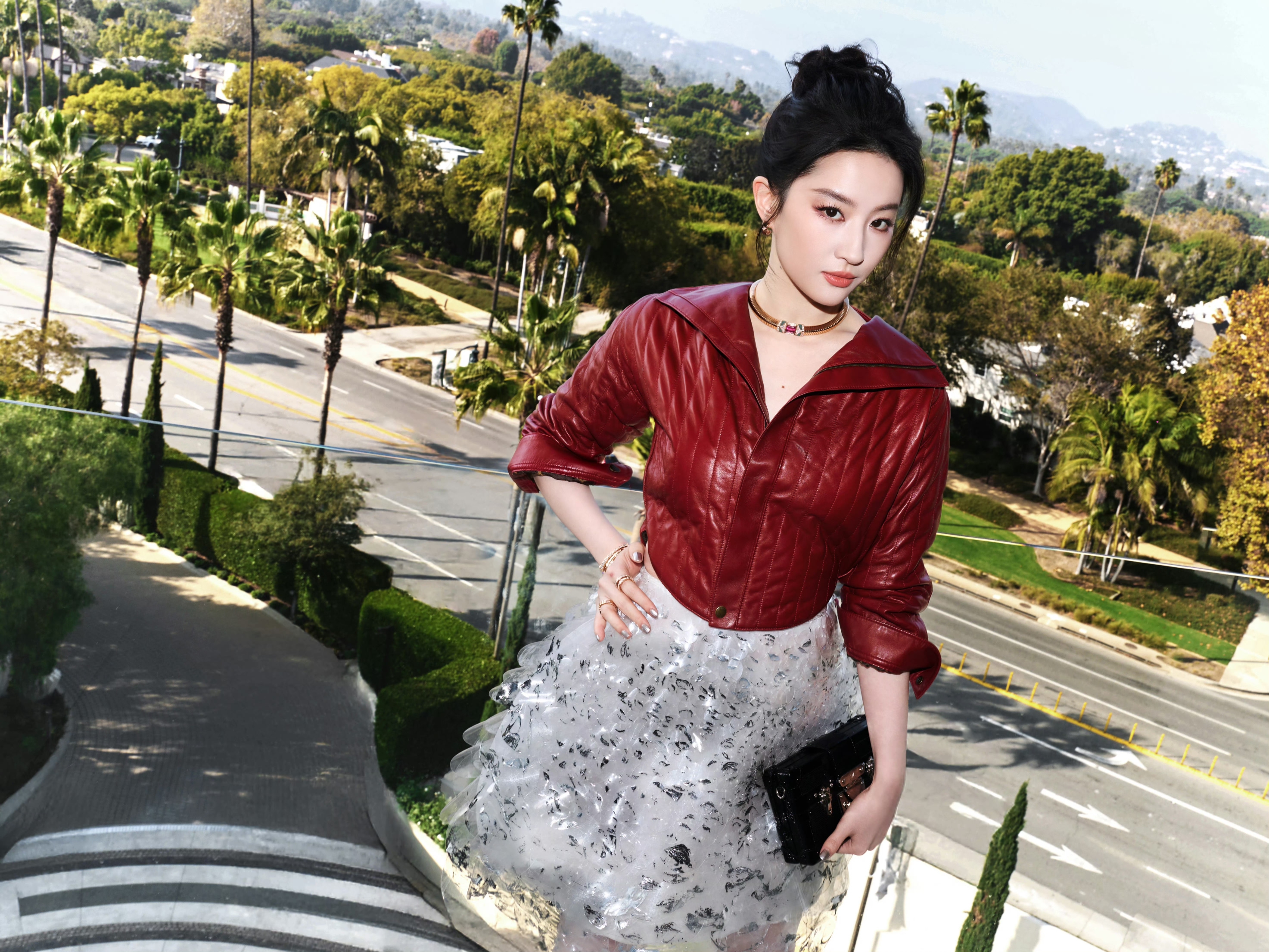 刘亦菲这一身红白混搭，又俏皮，又显活力