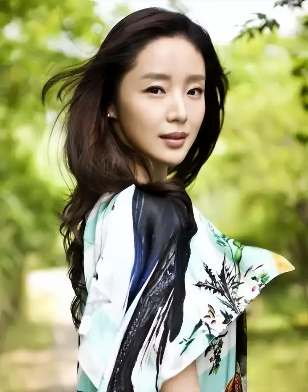 曾被张艺谋力捧，与富豪卷款61亿逃亡国外，现在她过得怎么样了？