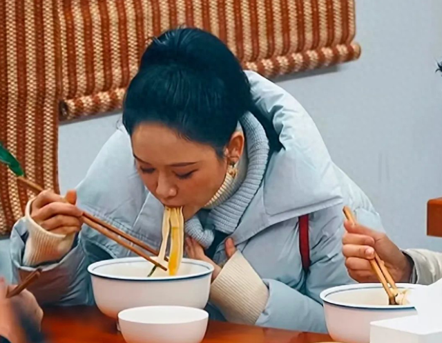 45岁陈乔恩现身南阳,喝牛肉汤配小油条,大口吃面毫无偶像包袱