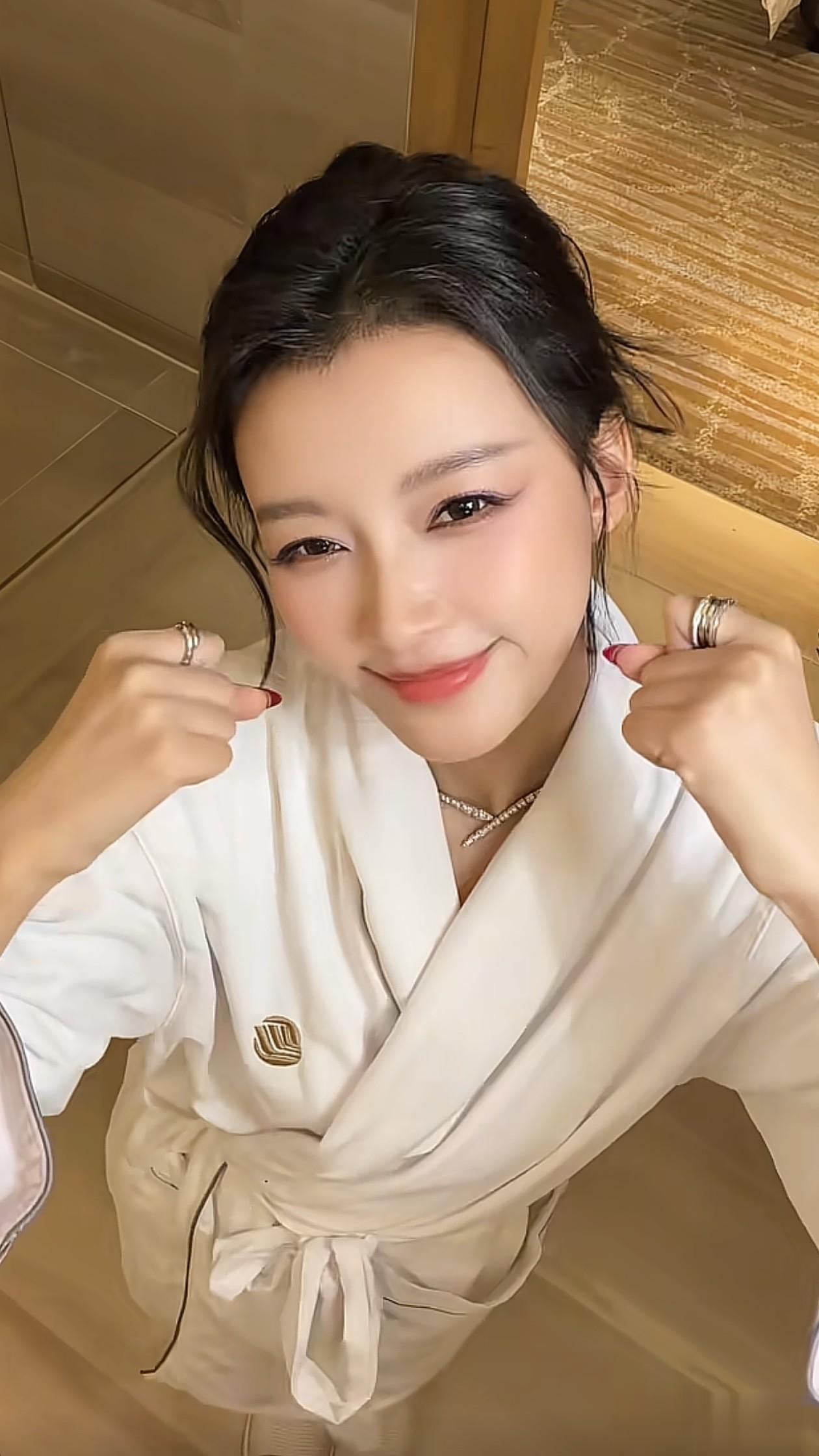 32岁孙怡穿浴袍+拖鞋跳手势舞！脸小巧精致，状态好得不像宝妈