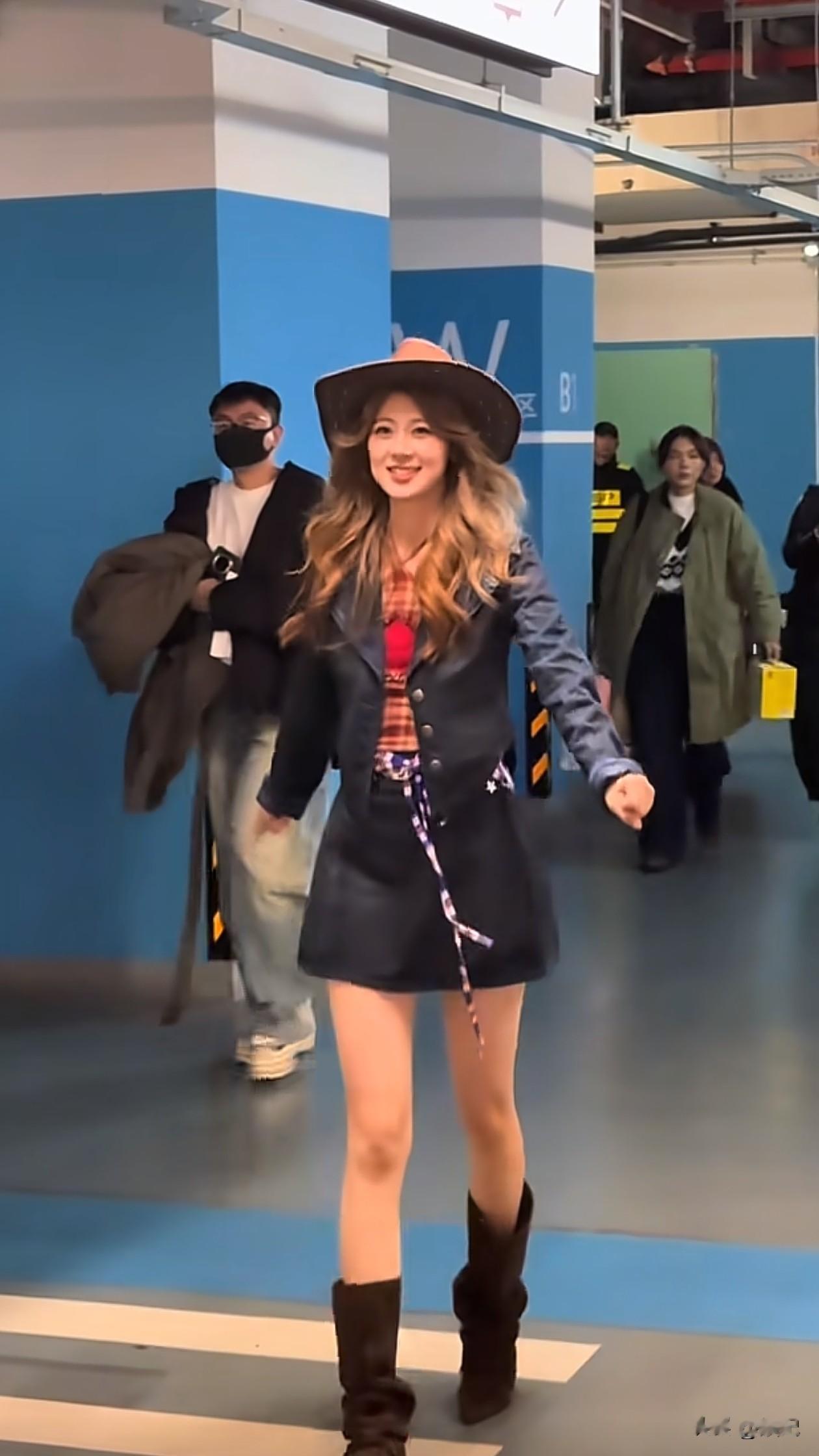 26岁赵昭仪最新穿搭：短外套+半身裙+短靴，尽显大长腿，脸好精致