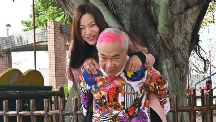 75岁港星宣布分手，自曝被骗当了14年第三者，拒绝向女方老公道歉