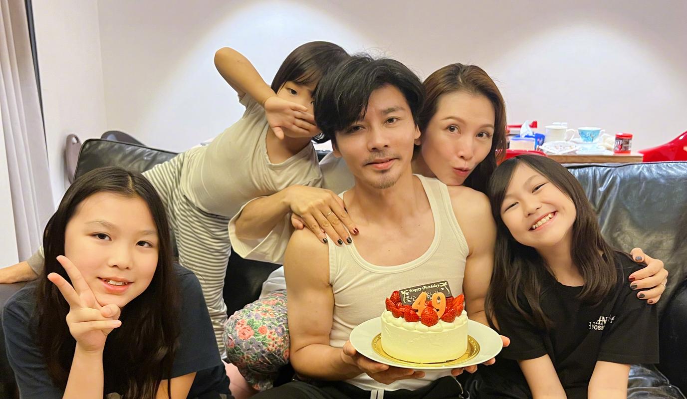 关晓彤和鹿晗合影，关晓彤和李昀锐合影，生理性喜欢显而易见