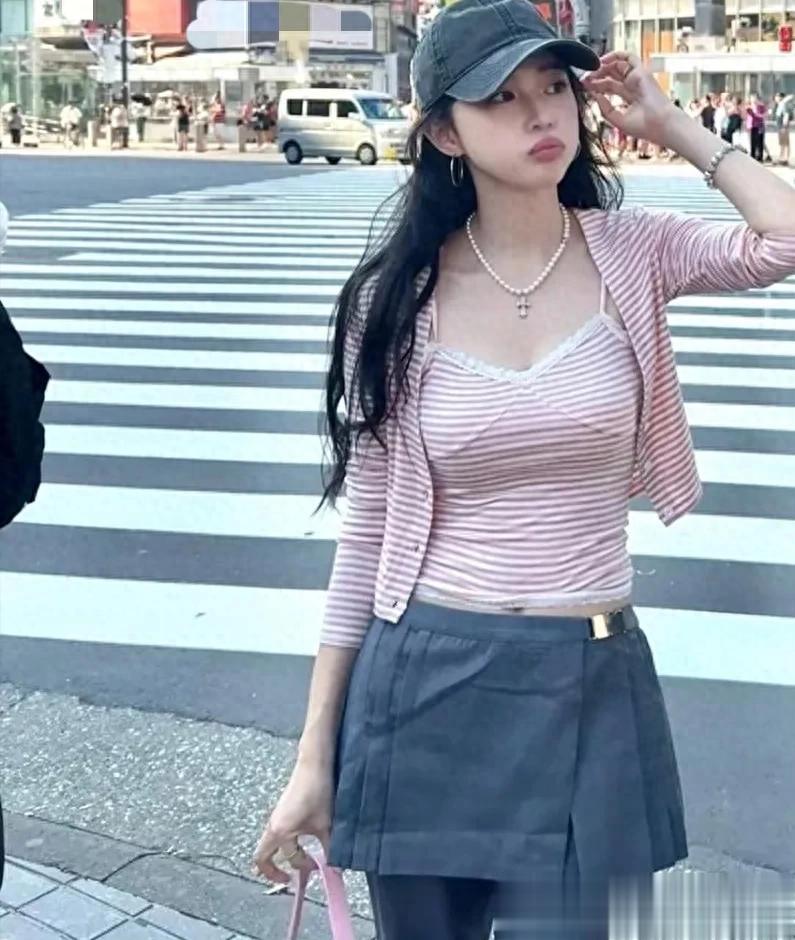 潘玮柏老婆宣云现身日本街头，她穿着粉色上衣，看起来好年轻