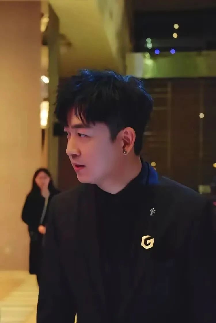 50岁潘粤明低调再婚?离婚12年后,他面相彻底变了