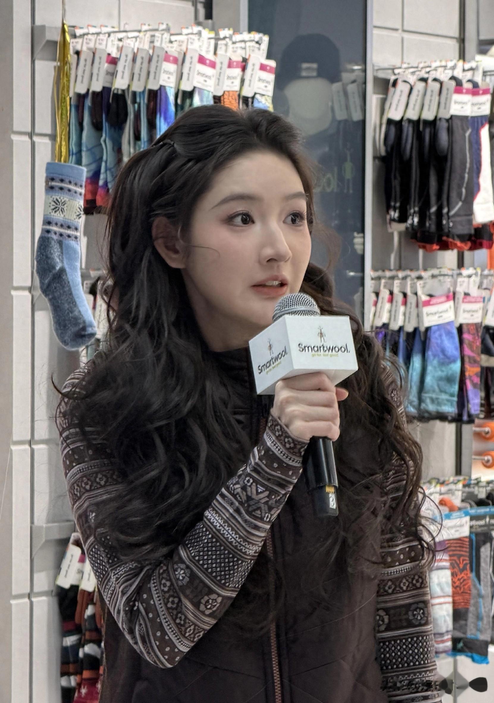 王玉雯北京出席线下活动，一袭浪漫波浪卷造型，这优雅范儿太绝了