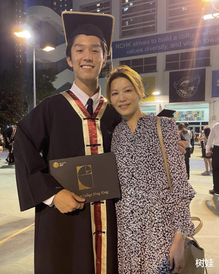 林晓峰49岁前妻被曝新恋情,与新欢用餐好甜蜜,离婚后改名卖保险