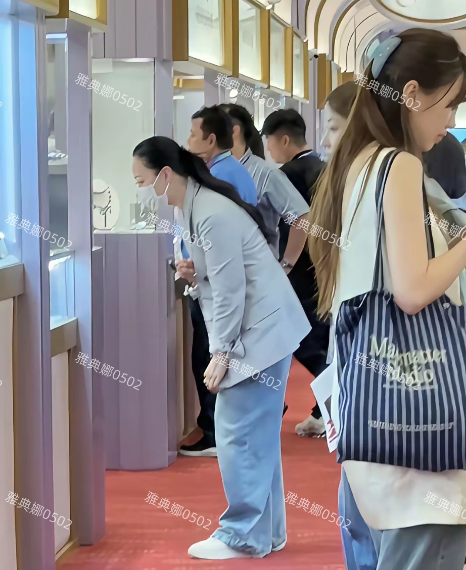 章小蕙到底哪里好看有魅力?本人长相普通膀大腰圆体重至少140斤!