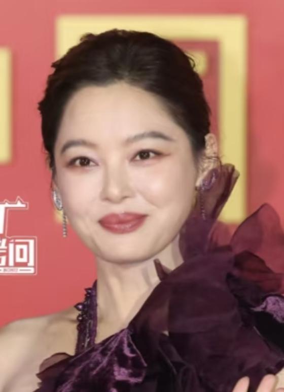 金鸡奖这一夜，辛芷蕾、关晓彤圆润发福，男明星造型普遍拉垮！