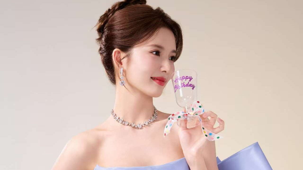 【十月的诗，全都写在了裙摆的褶皱里】——刘些宁