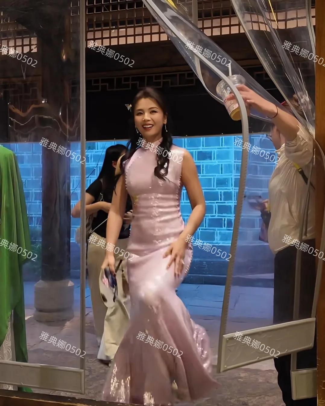 刘涛本人没有网上说的那么年轻漂亮，本人皮肤黝黑骨架大一脸苦相