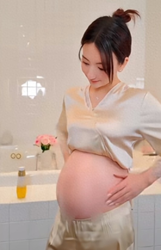 方媛晒新孕照，这次她亮出大肚皮，不再优雅了，俩女儿头发乱糟糟