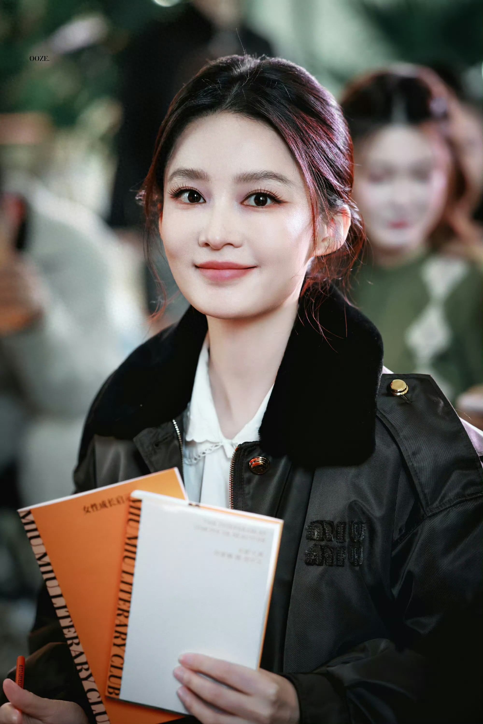 李沁出席活动好美，是自带清冷书卷气的甜酷学姐，紫色丝袜抢镜！